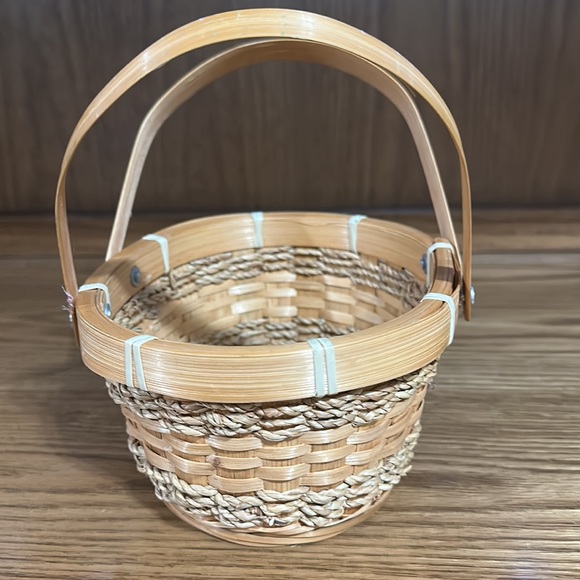 Avon Apple basket, 7.5x6 - Picture 4 of 7